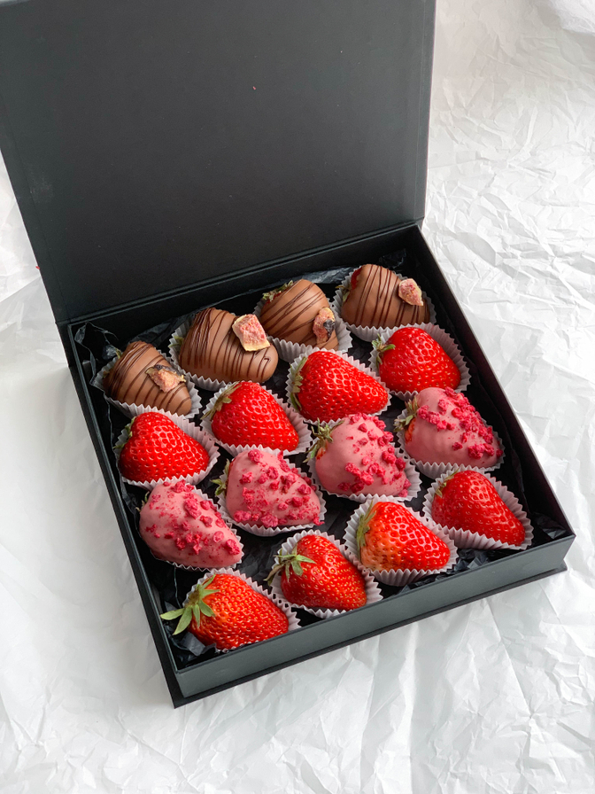 Коробочки с клубникой