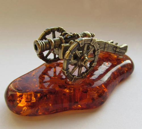 Фигурка "Пушка" (латунь, янтарь прессованный)