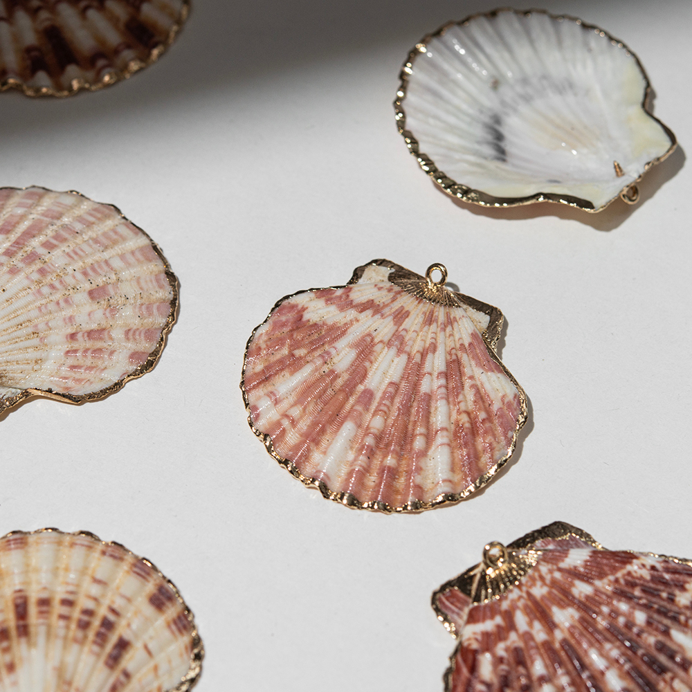Подвеска из натуральной ракушки, украшенная позолотой, 43,5-49,5*42,5-52,5мм