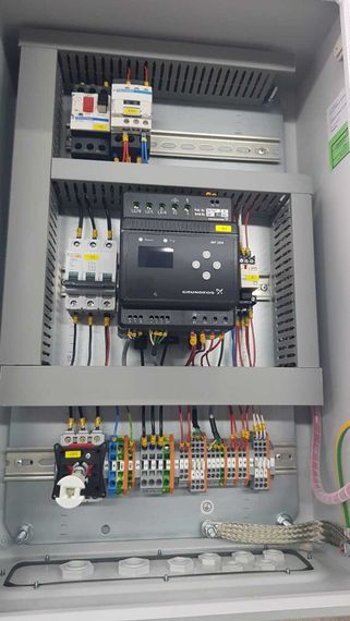 Шкаф управлeния Grundfоs Сontrоl DС-S 2X30-36,9A SD-АВР-I 1