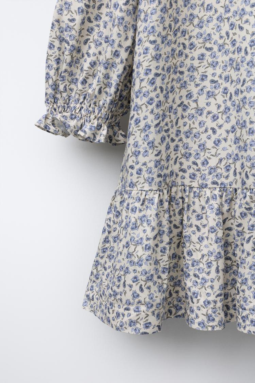 ZARA ПЛАТЬЕ С ЦВЕТОЧНЫМ ПРИНТОМ И ВОЛАНАМИ, ЭКРЮ