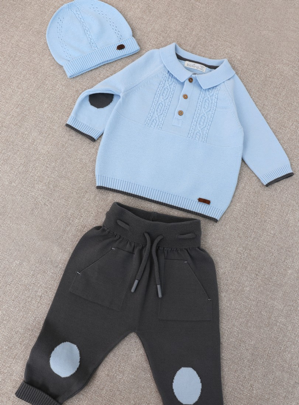 джемпер поло с брюками и шапочкой