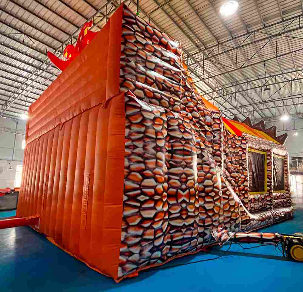Коммерческий надувной батут «Драконье логово», с крышей, 12*8*7 м