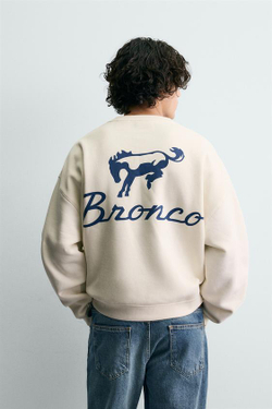 ZARA Х FORD ТОЛСТОВКА С КОМБИНИРОВАННЫМ ПРИНТОМ, ЖЕЛТОВАТО-БЕЛЫЙ