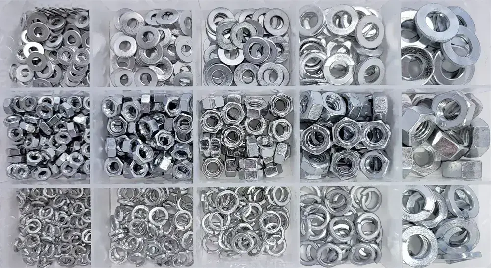 Комплект гаек и шайб М3, М4, М5, М6, М8 (плоская и гроверная) - 690 шт. в органайзере