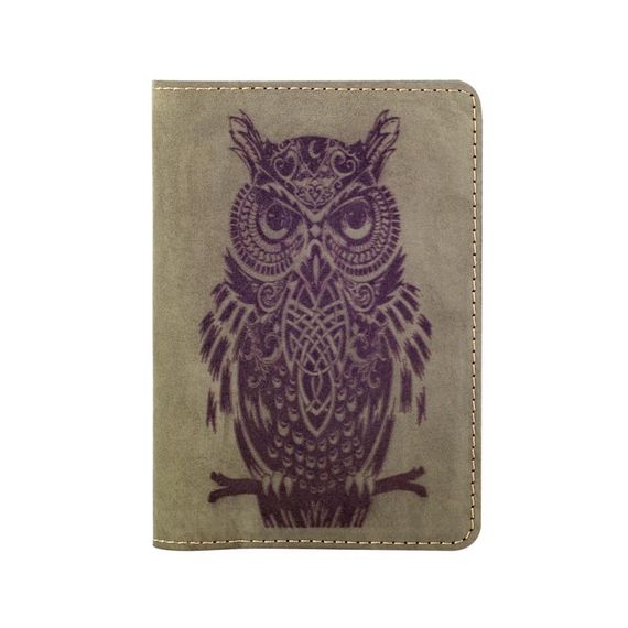 Обложка для паспорта мудрая сова из гладкой кожи зеленого цвета, фото на белом фоне в сложенном пополам виде.