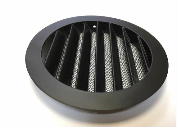 Круглая решетка черного цвета с защитной сеткой от насекомых и наклонными ламелями DEC DSAV 160B (Нидерланды)