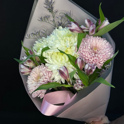 Букет комплимент из одноголовых хризантем и альстромерий