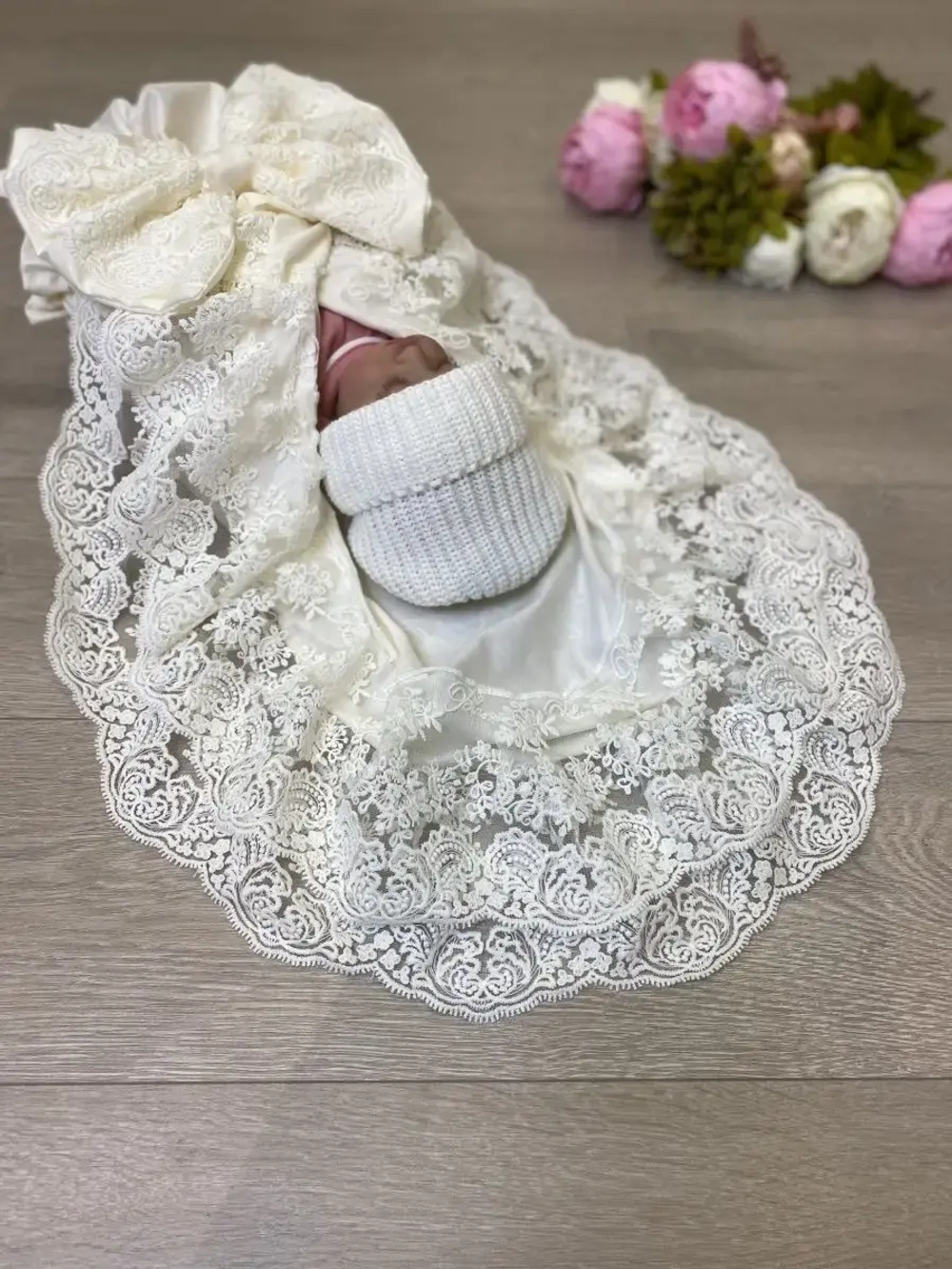 Кружевной уголок и бант на выписку