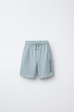 ZARA КОМПЛЕКТ ИЗ ТОЛСТОВКИ И ШОРТОВ С НАДПИСЬЮ, ГОЛУБОЙ