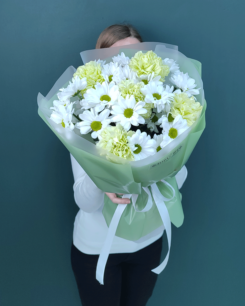 Букет из зеленых диантусов и хризантемы ромашка(00437)