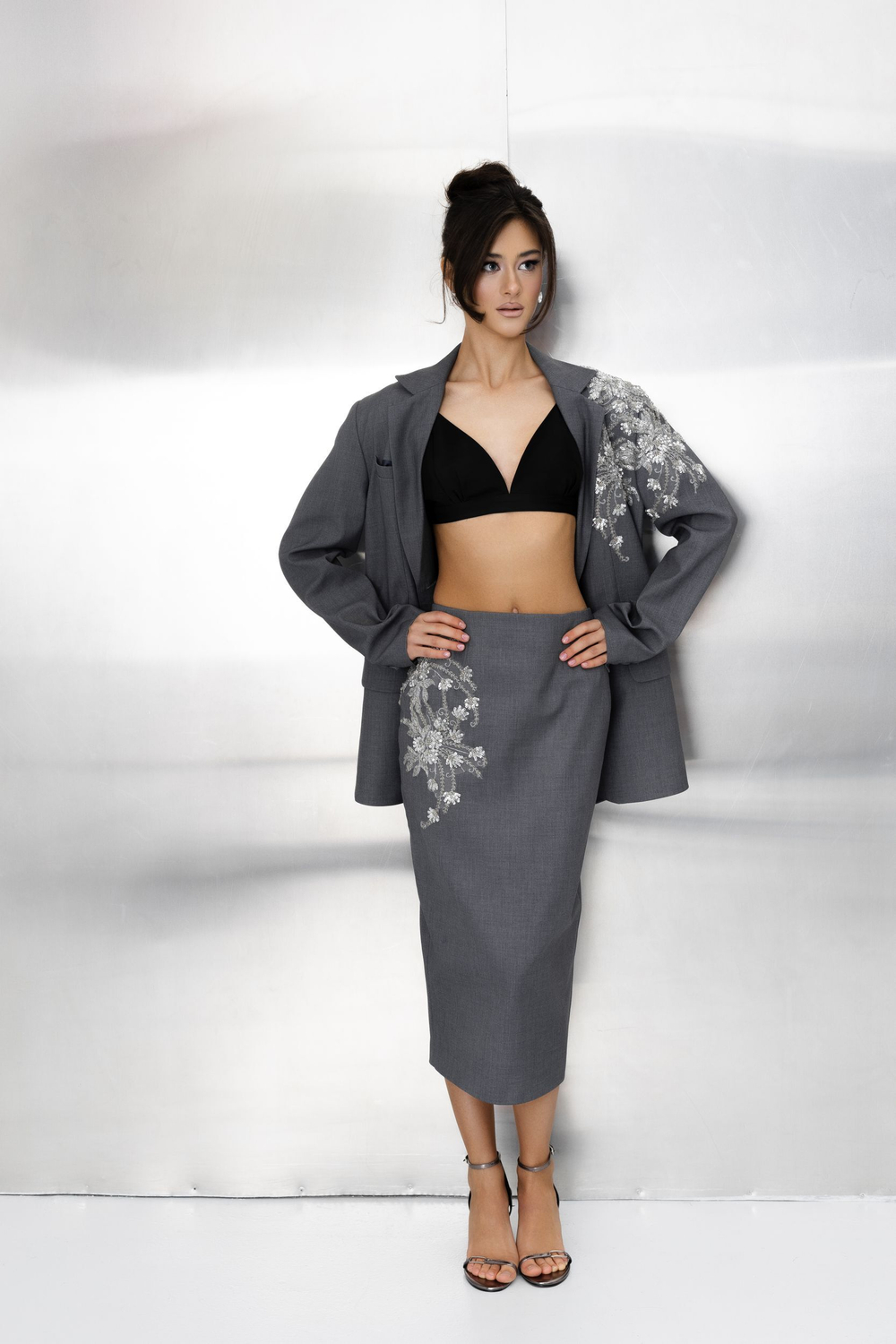 Жакет однобортный с аппликацией серый