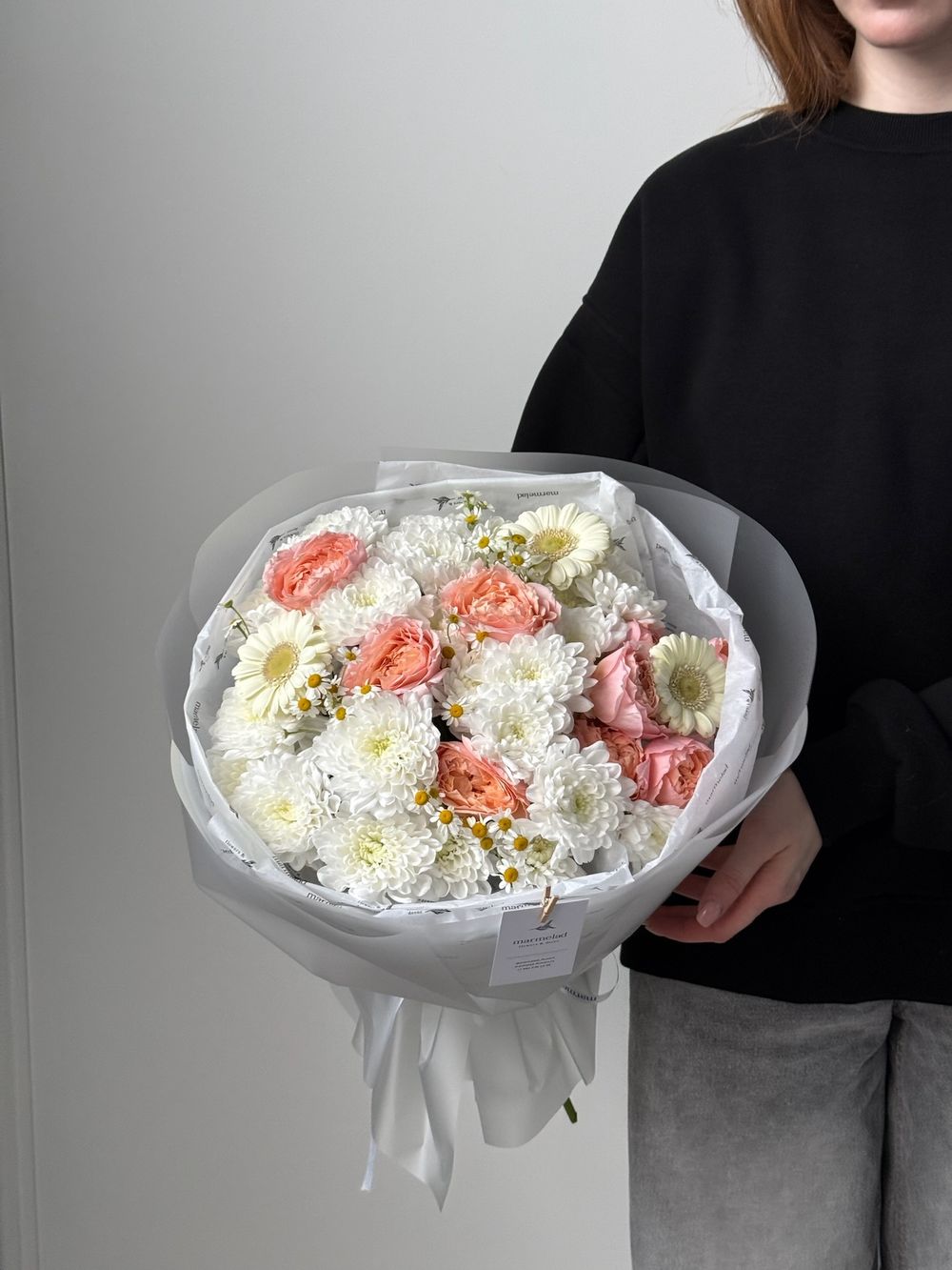 Букет из кустовых пионовидных роз, ромашки, минигерберы и хризантемы