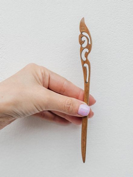 Шпилька из зелёного сандала "Перо"