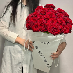 Букет из красной розы премиум Рэд Наоми 25
