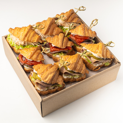 Сет мини-круассанов с цыпленком, ростбифом и языком