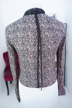 Блузка H&M в стильный цветочек и с ажурным воротником 40 размер