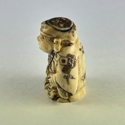 Статуэтка нэцкэ Эбису с рыбой