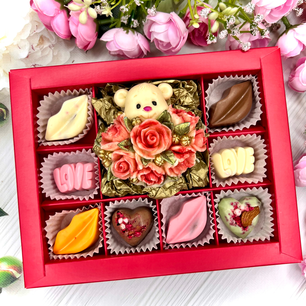 Шоколадный подарок "Мишка с розами" и 10 конфет ручной работы