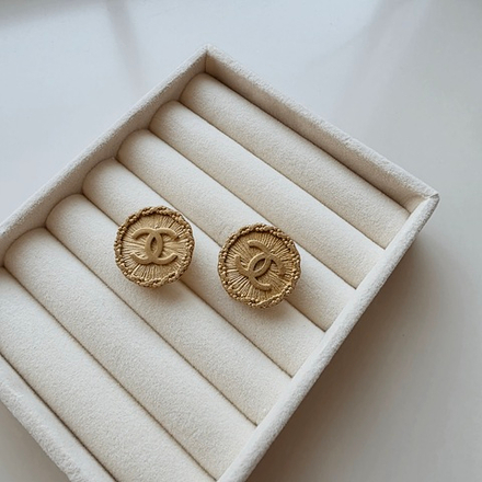 Клипсы Chanel с логотипом