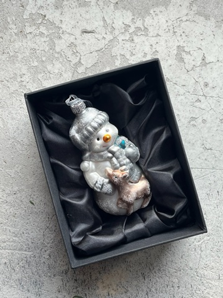 Новогодняя игрушка Снеговичок с олененком стекло
