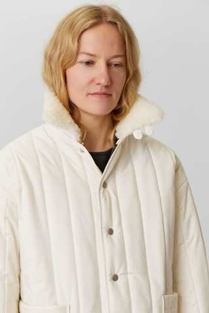 Зимняя стеганая куртка с меховым воротником молочного цвета