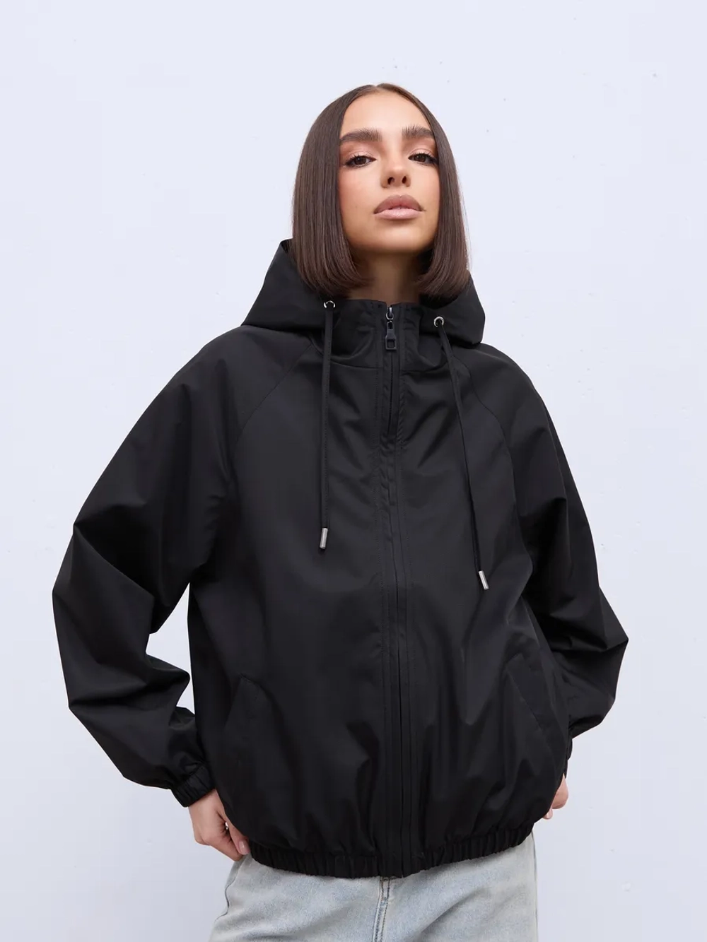 Ветровка с капюшоном