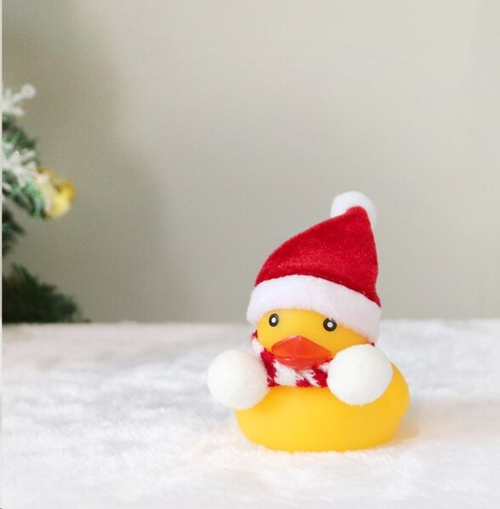 Игрушка на панель УТКА в колпаке деда мороза с шарфом (P.R.C.)