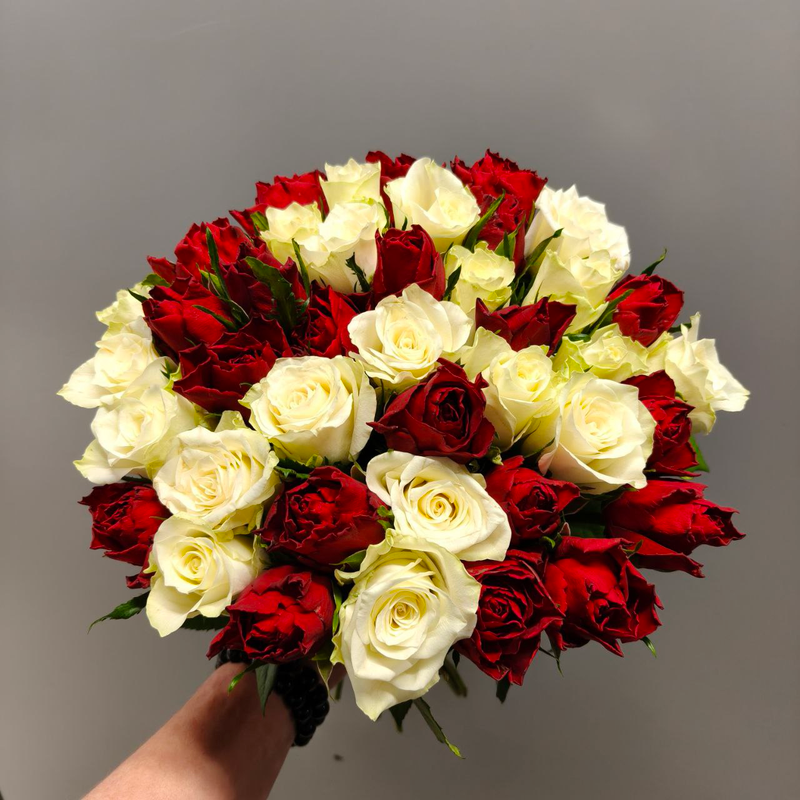 Букет из роз "Атена" и "Мадам Рэд" (51шт)