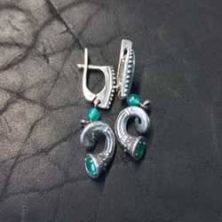 Серьги с швензой "Рог изобилия" с камнем.