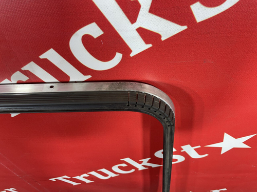 Направляющая стекла двери правой