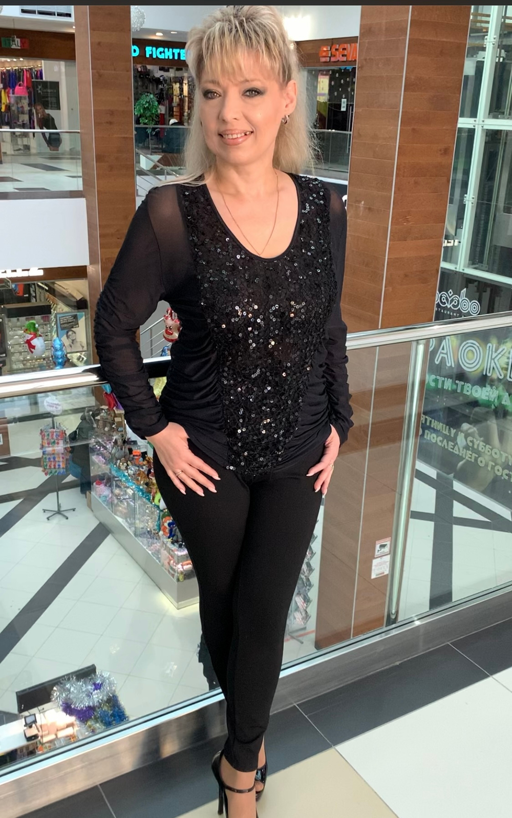 Нарядный черный блузон с пайетками