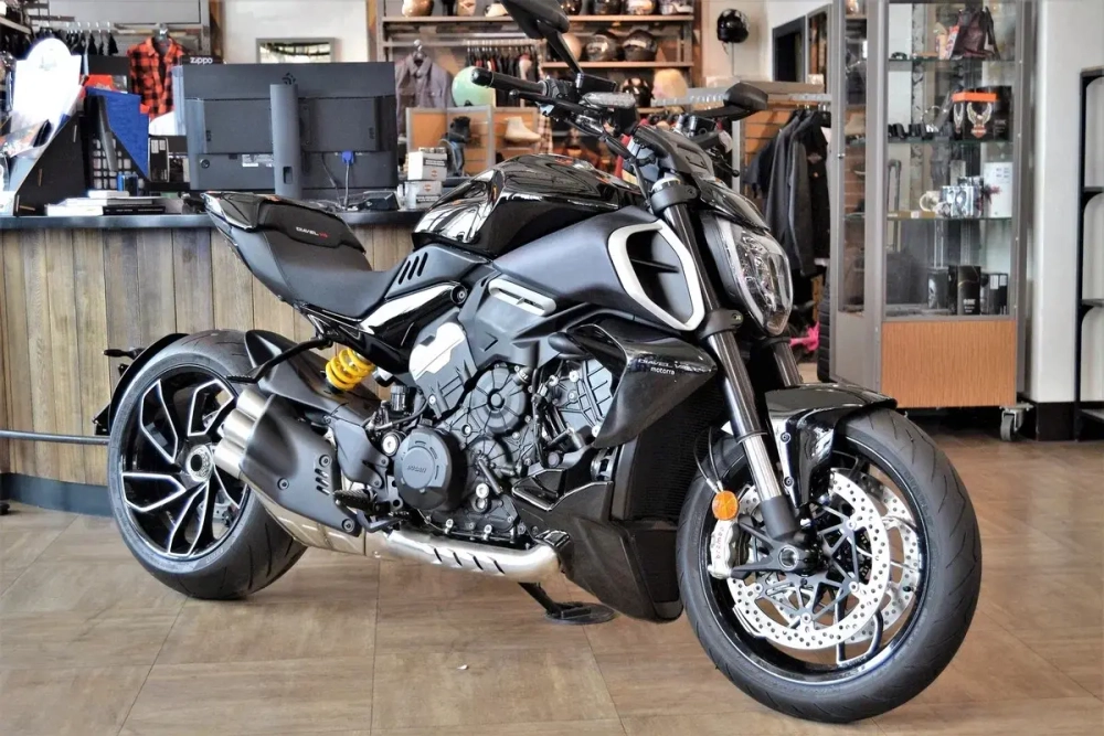 Ducati Diavel V4 (2023) BLACK