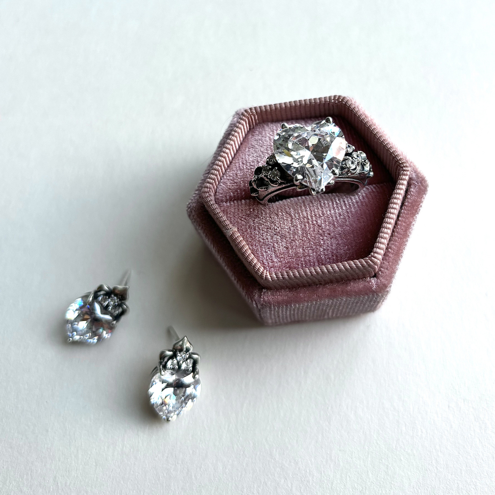 Серебряное кольцо с фианитом огранки сердце