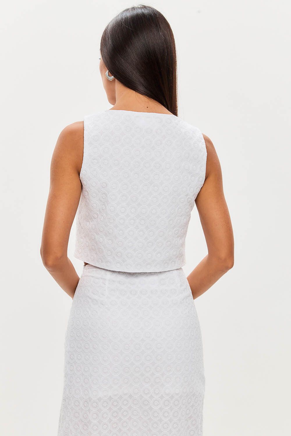 Жилетка на завязках из шитья белого цвета