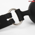 Черный силиконовый кляп-шарик с отверстиями на регулируемом ремешке (Цвет: черный)