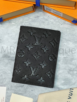 Черная обложка для паспорта Louis Vuitton с тиснением
