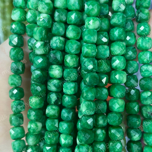 Кварц темно-зеленый 6 мм, бусины граненые - кубики (нить 38 см)