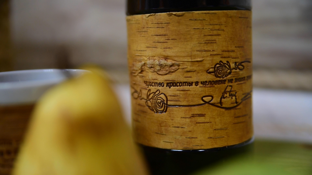 Кружка большая фарфоровая c берестой и с цитатами Чехова. Chekhov forever.