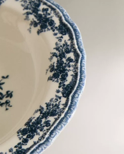 ZARA HOME ГЛУБОКАЯ ТАРЕЛКА ИЗ ФАЯНСА С ЦВЕТОЧНЫМ УЗОРОМ, СИНИЙ