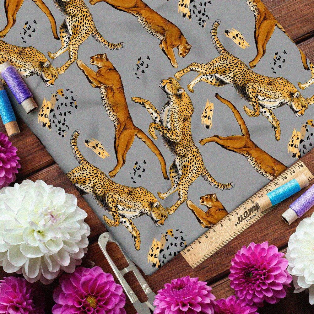 Ткань флис бегущие львицы и гепарды на сером фоне