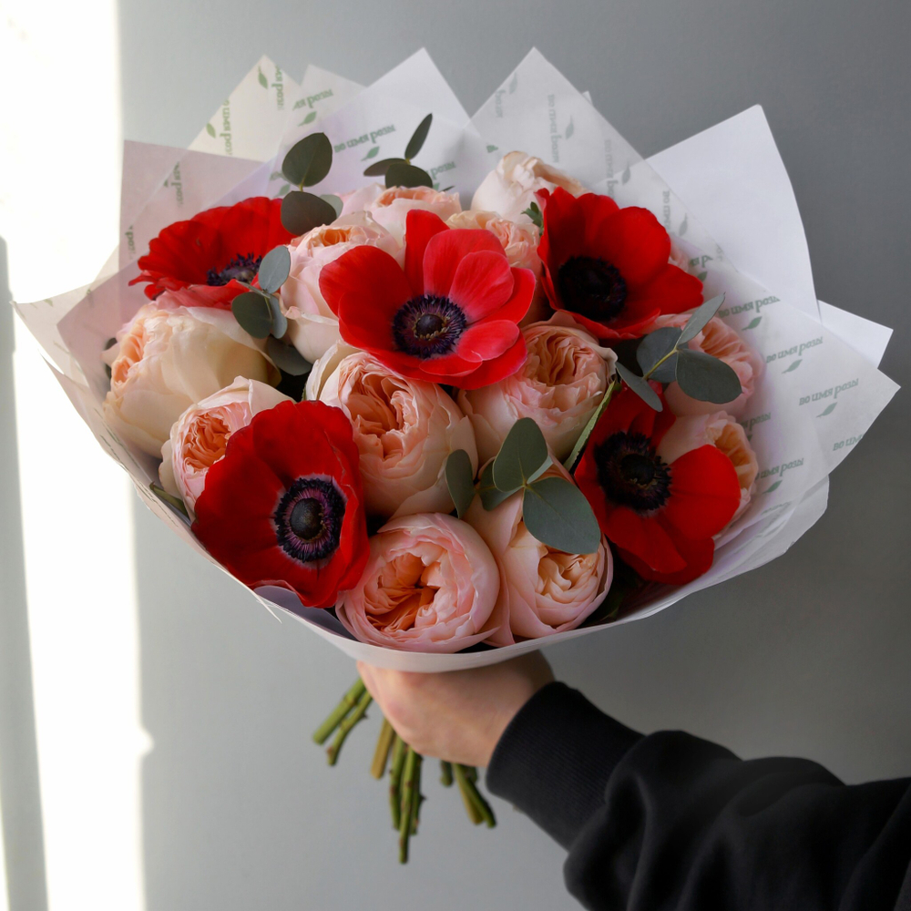 Яркий букет Juliet и анемоны