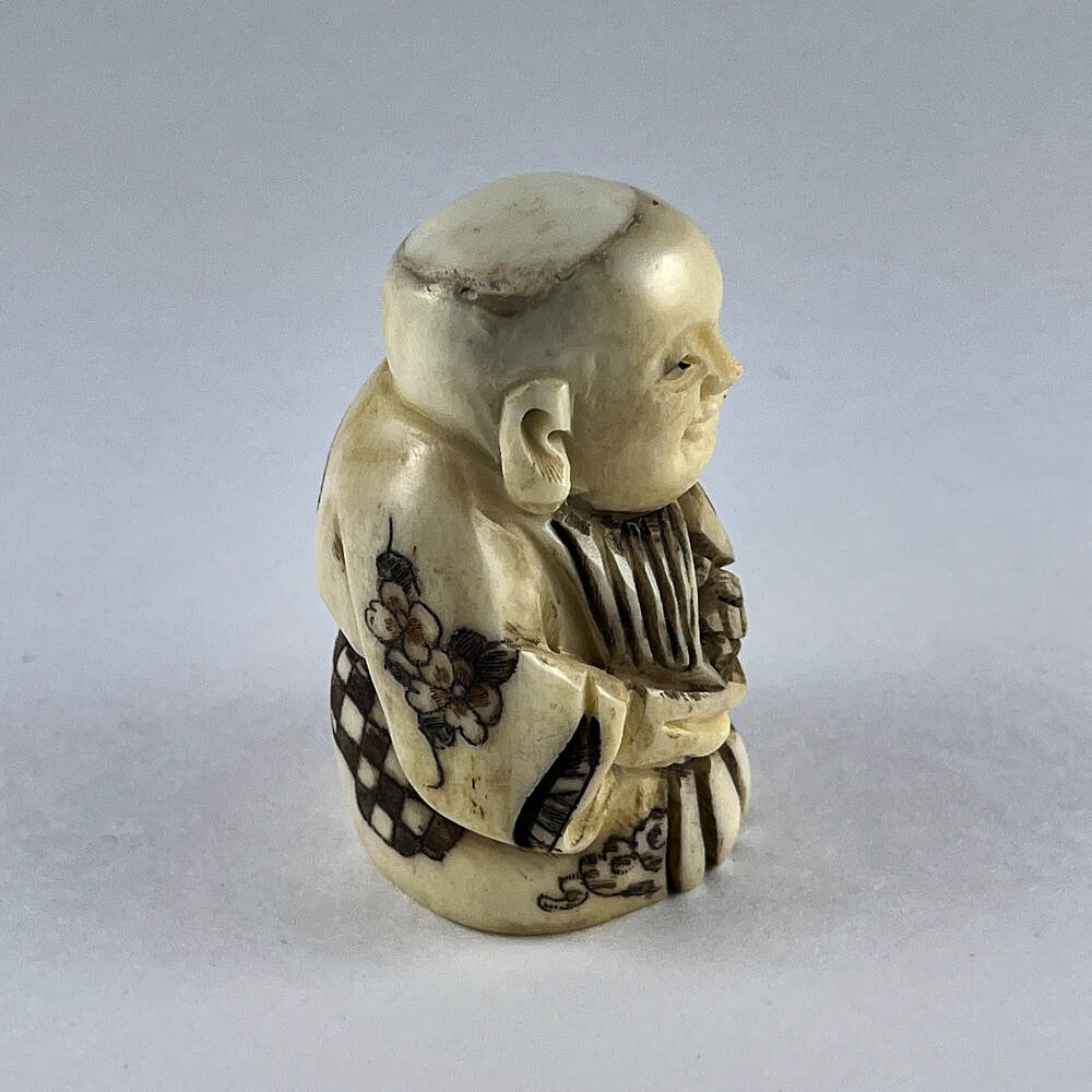 Статуэтка нэцкэ Мальчик Карако с рыбиной на удачу