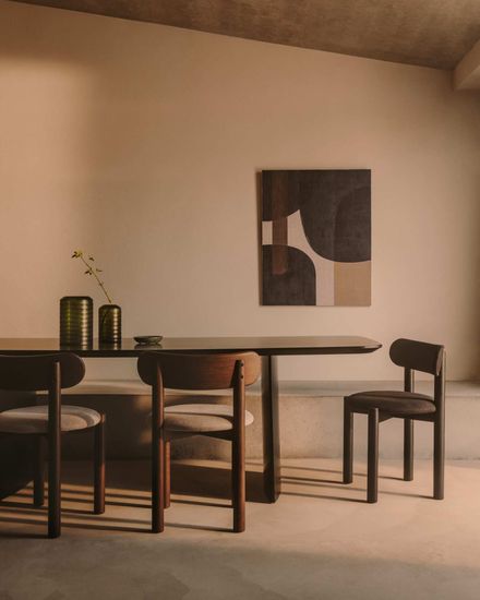 Стул Nebai из черной синели с каркасом из массива дуба и черной отделкой FSC MIX Credit Испания La Forma