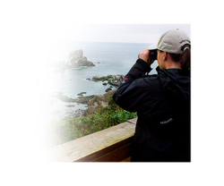 смотрит в бинокль Aculon T01