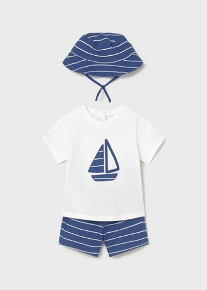 футболка с шортами и панамкой