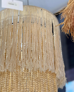 Подвесная люстра в натуральном стиле с многоярусной бахромой.