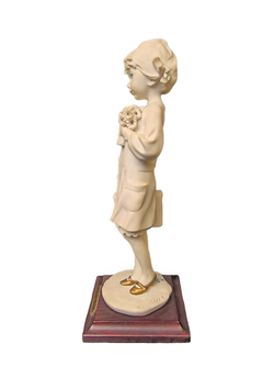 Статуэтка "Девочка с портфелем и цветами" Capodimonte
