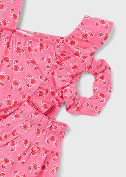 топ с шортами и резинкой для волос