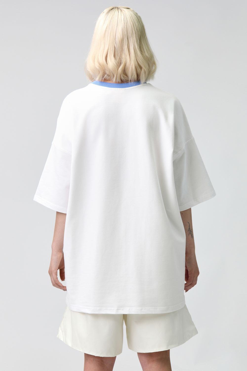 Купить Футболка Choompu оверсайз с голубым воротом белая Футболка Choompu оверсайз с голубым воротом белая